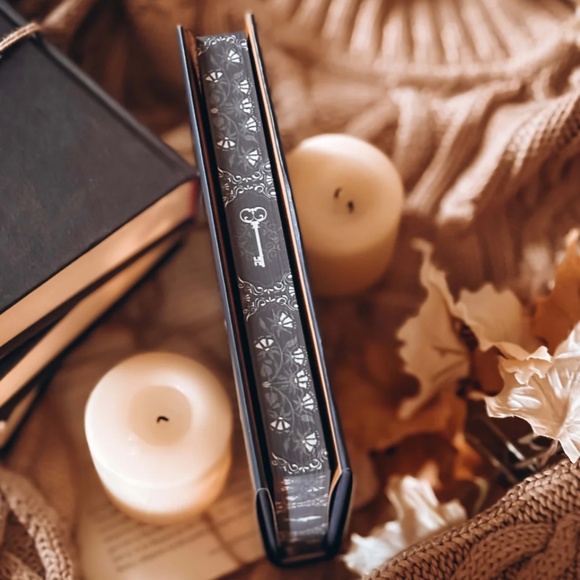 Lady Macbeth Owlcrate Special Edition - Picture 4 of 4